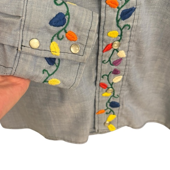 Vintage Women’s Western Chambray Button Down embellished with Embroidery details - Picture 3 of 6